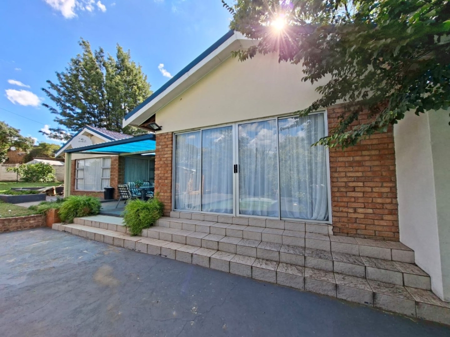 6 Bedroom Property for Sale in Heuwelsig Free State